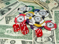 Фишки и деньги в казино