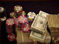 Деньги и фишки в казино