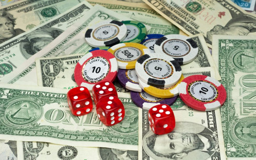 Фишки и деньги в казино