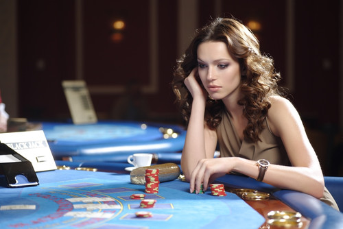 Девушка с фишками в казино