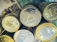 Много монет рублей
