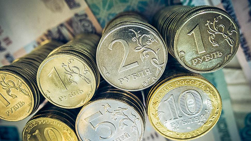 Много монет рублей
